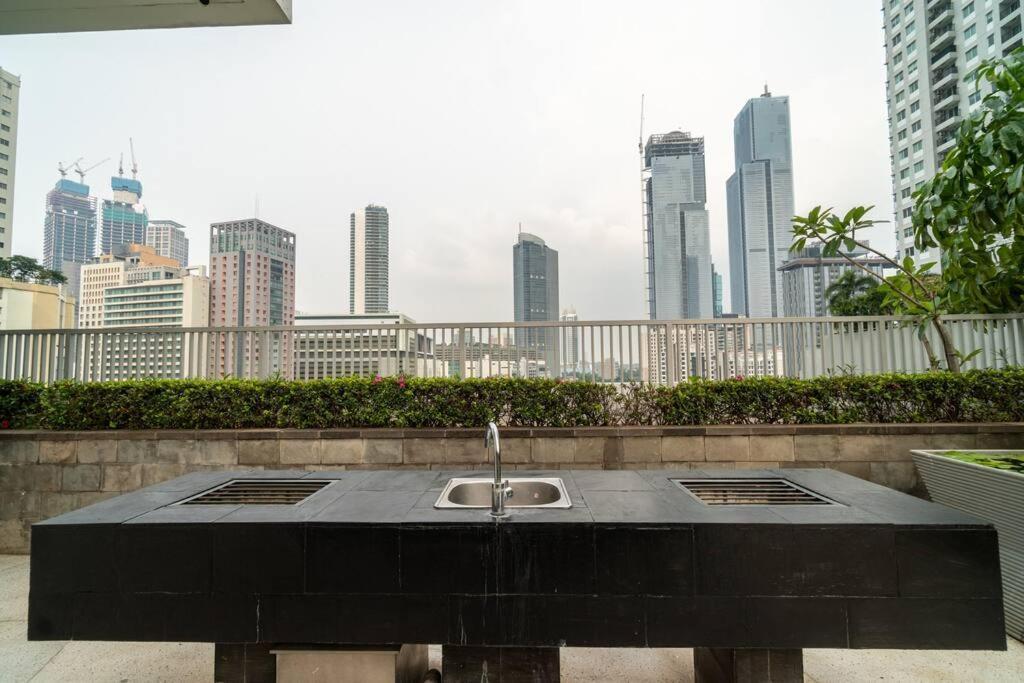Modern & Comfy Studio In Central Jakarta, Scbd Екстер'єр фото